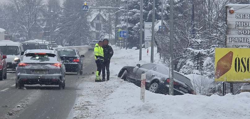 Trudne warunki na drogach. Noga z gazu